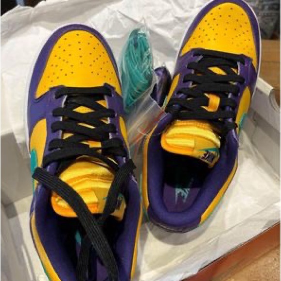 Women’s Nike dunk low Lisa Leslie’s - Picture 3 of 5